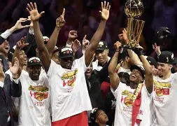 爱游戏体育官网-英超窗口期热度飙升多伦多猛龙围绕CBA季后赛绝杀压哨，媒体一致点评：东契奇连续二十场比赛得分超过出色防守